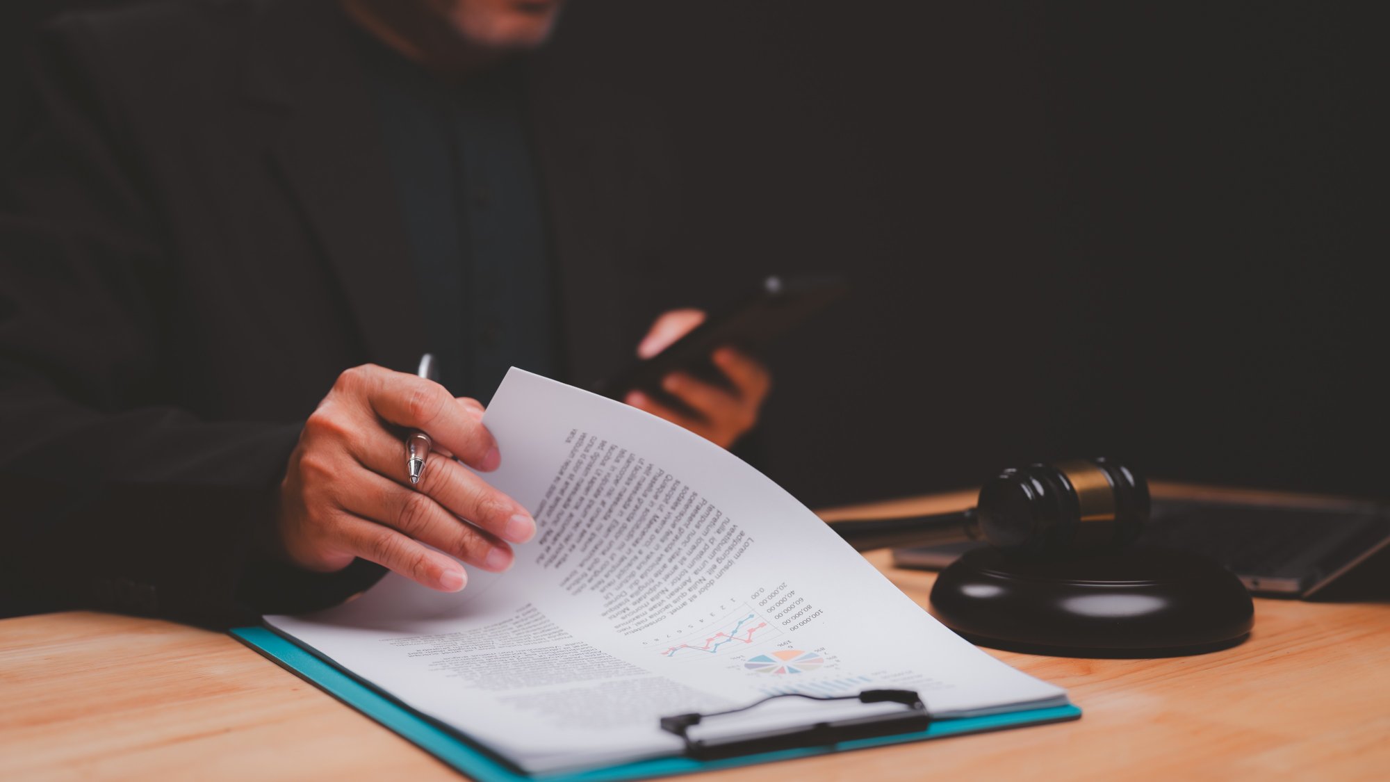 ​5 Red Flags That a Vendor or Client Relationship Is Headed to Court cover